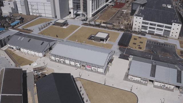 도시의 현대 산업 창고과 열린 공간