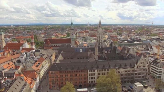 구름이 낀 하늘 아래 오래된 건물과 교회 탑이 있는 역사적인 도시 뮌헨 풍경