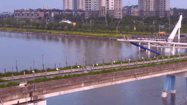 도시 건물이 보이는 강변 풍경