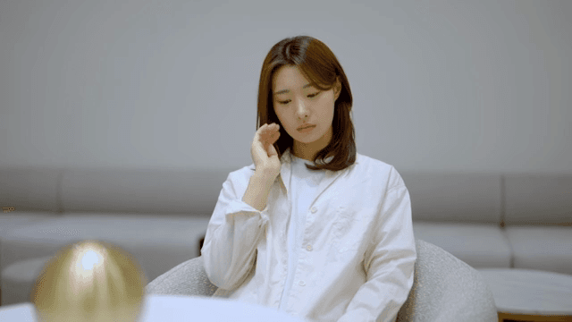 실내에서 두통을 앓고 있는 여성