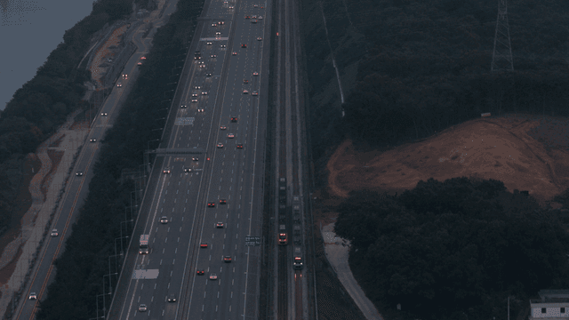 차량이 있는 고속도로와 철도