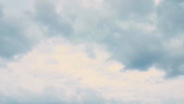 흐린 하늘과 바위 해안선