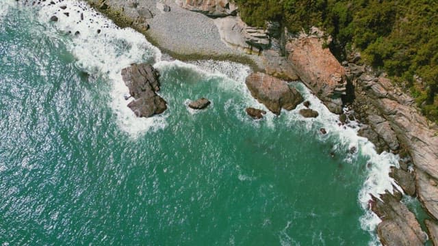 맑은 푸른 바다와 바위 해안선