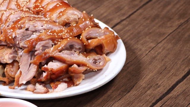 식당 테이블에 서빙된 족발과 순대, 순두부찌개