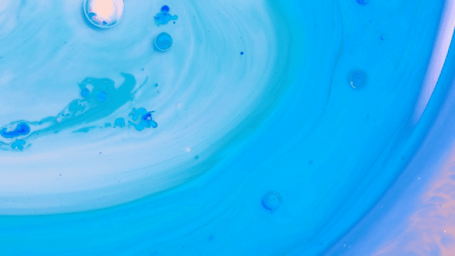 파란색 계열의 액체가 혼합되는 추상적인 패턴