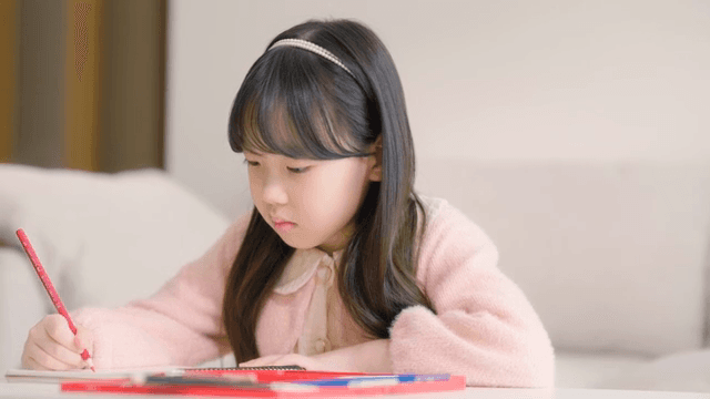 실내에서 그림에 집중하는 어린 소녀