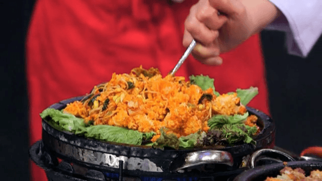 뜨거운 솥에서 볶음밥을 비비는 장면