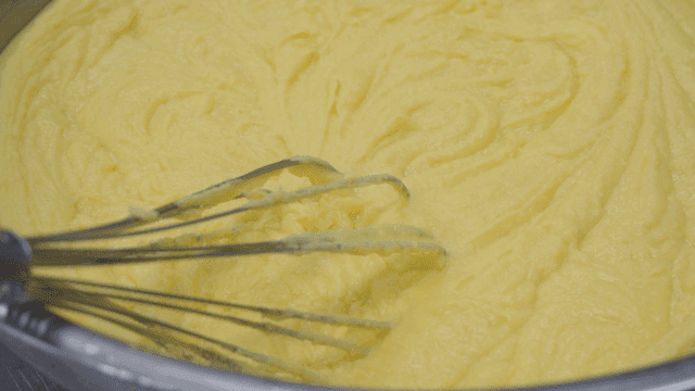 그릇에서 크리미하게 섞인 반죽