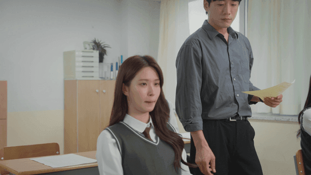 시험이 끝난 후 답안지를 수거하는 선생님