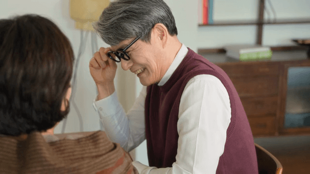 실내에서 영상통화를 하는 노부부