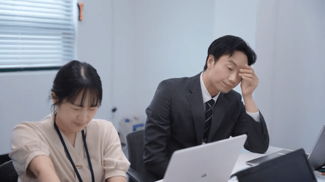회의실 속 피곤한 직장인들의 모습