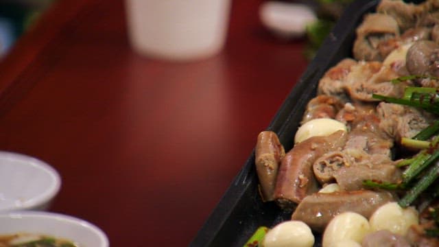 뜨거운 철판 위에서 구워지는 부추와 곱창