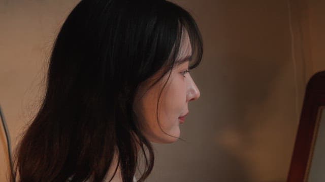 실내에서 스킨케어를 하는 여성