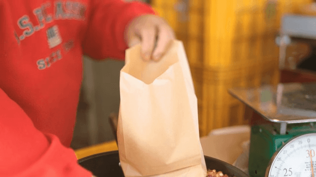 종이 봉투에 담기는 볶은 땅콩