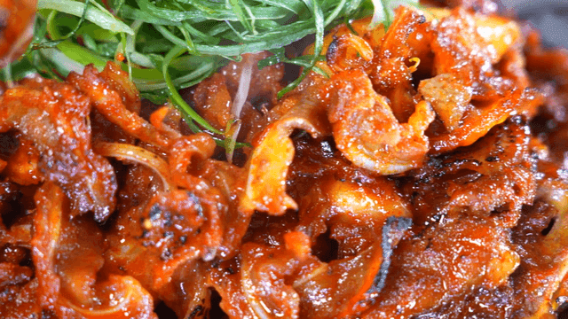 Spicy crunchy braised pork ribs with vegetables