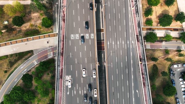번화한 고속도로와 공원의 항공 뷰