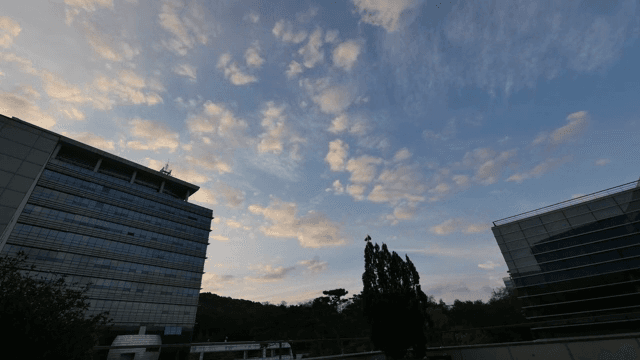 건물 위로 빠르게 지나가는 구름