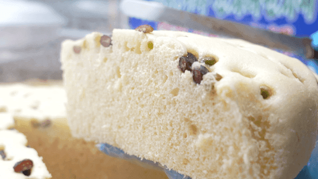 Neatly sliced ​​makgeolli steamed bread