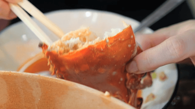 젓가락으로 게 살 발라내기