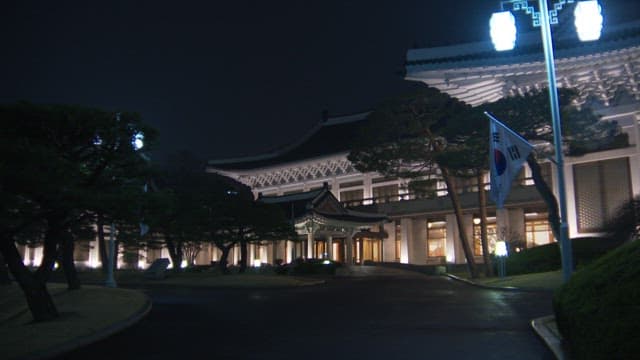 밤에 불이 켜진 청와대 건물