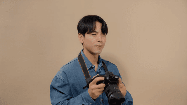 DSLR 카메라로 사진을 찍는 남성