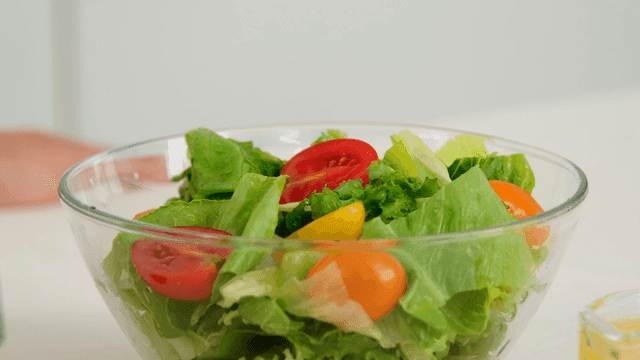 다채로운 방울토마토와 양상추가 들어간 신선한 샐러드