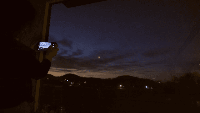 스마트폰으로 저녁하늘을 촬영하는 사람