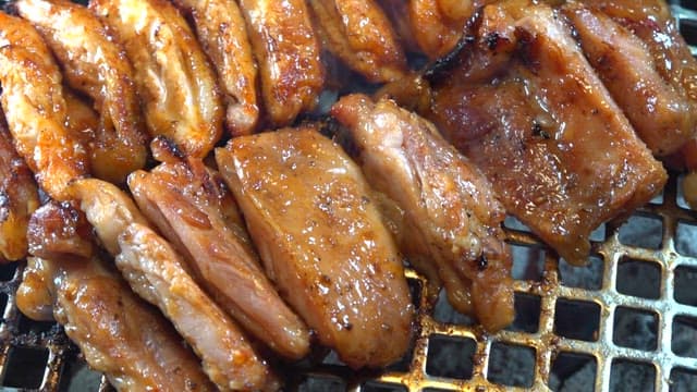 불판 위에 있는 숯불닭갈비