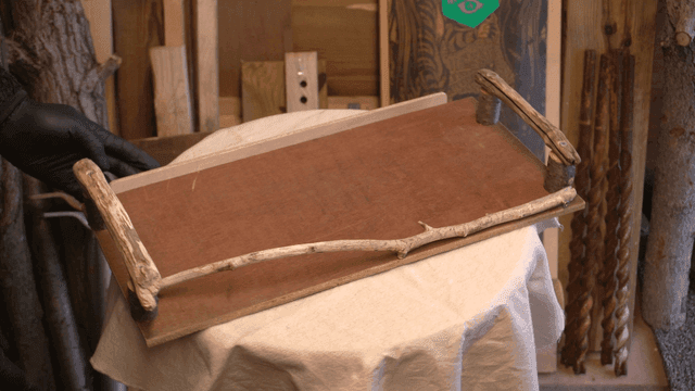 작업실의 목재 손잡이 트레이