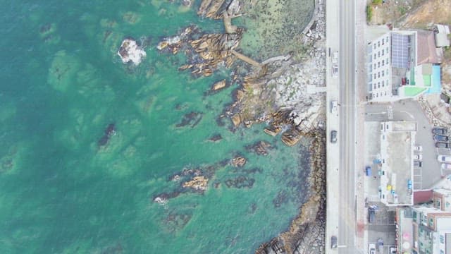 해안 도로와 바위 해안선