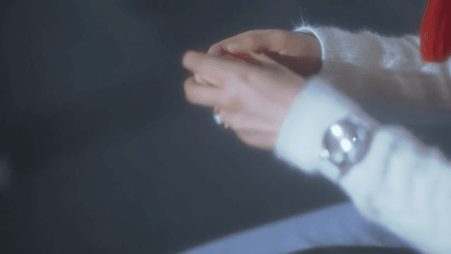 캐스터네츠를 건네는 사람