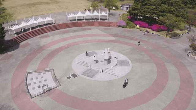 중앙 조형물이 있는 원형 광장의 항공 풍경