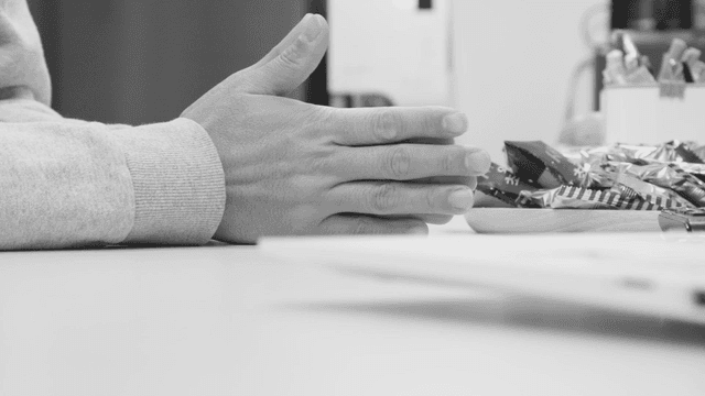 회의 중 손짓하는 모습