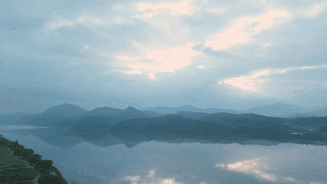 산을 배경으로 한 고요한 강