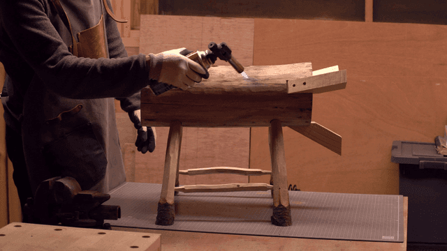 작업장에서 토치로 나무 작업