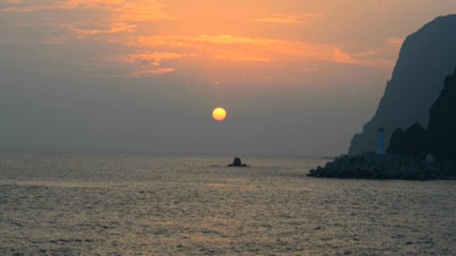 잔잔한 바다 위 평화로운 석양