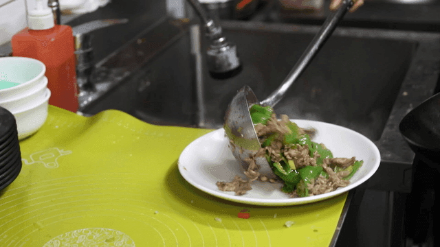 Stir-fried beef and green bell peppers served on plate