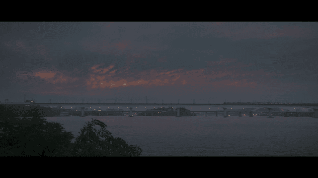 도시 불빛이 켜진 강 위의 다리