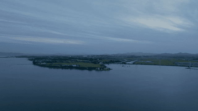 저녁에 고요한 해안 풍경