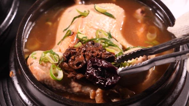 한약재를 넣은 뜨겁고 푸짐한 삼계탕