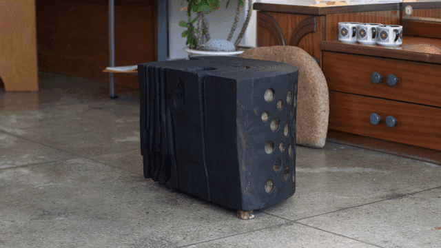 방 안의 독특한 나무 가구