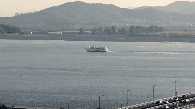 넓은 강을 항해하는 배