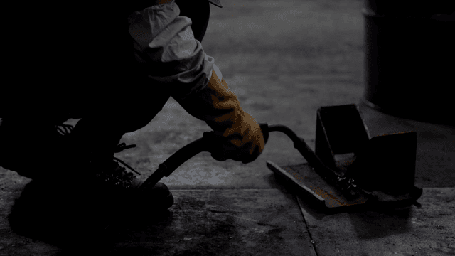 실내에서 금속을 용접하는 작업자