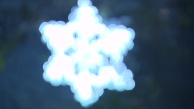 나무에 매달려 빛나는 눈꽃 장식