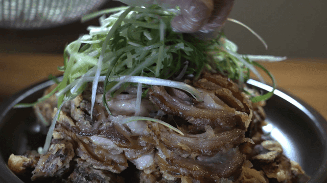 Jokbal topped with plenty of shredded green onions