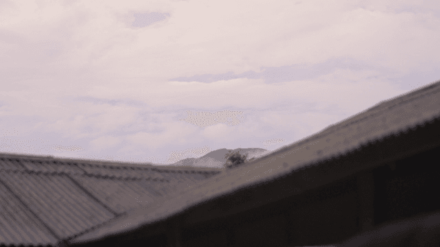 지붕 너머로 보이는 하늘 풍경