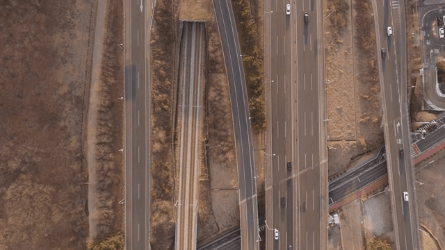 고속도로와 철도 교차로