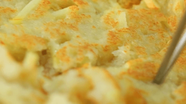 노릇노릇한 감자전이 잘리는 모습