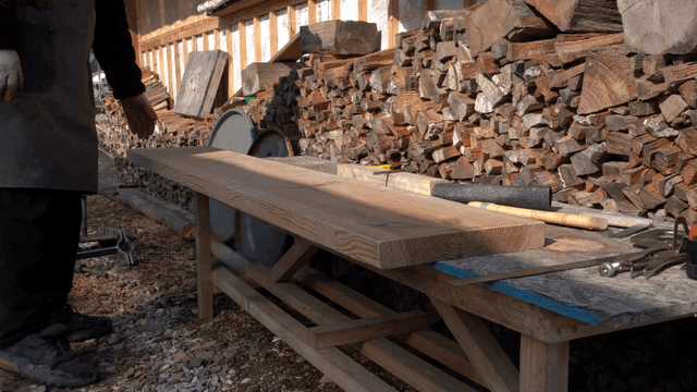 야외에서 나무 작업하는 사람