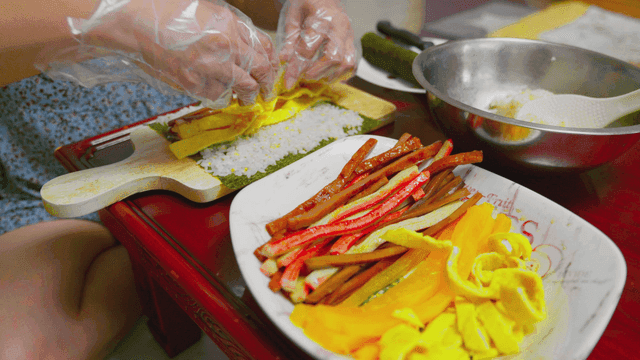 다양한 재료로 김밥 준비하기